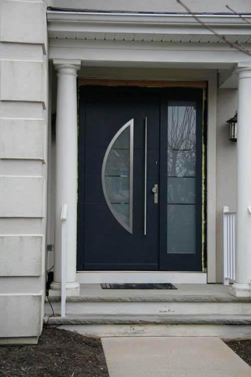 pintu rumah minimalis warna hitam