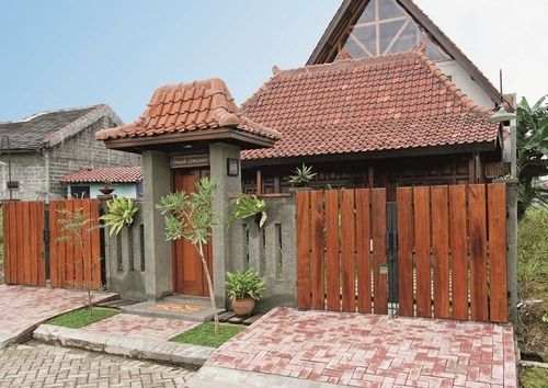 Nuansa Jawa Kuno yang hadir pada pagar gapura rumah