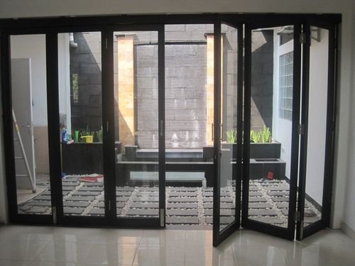 Model pintu lipat kaca warna hitam elegan