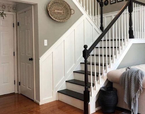 Model railing tangga putih pada interior Amerika Klasik