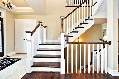 Kesan Amerika Klasik pada desain railing tangga vertikal