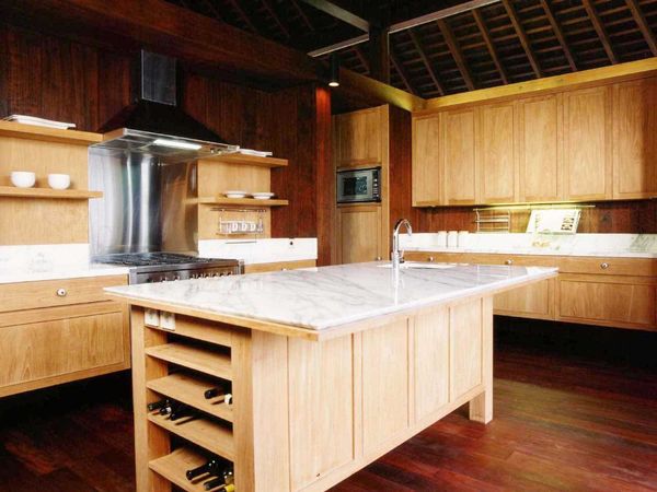 desain dapur island kayu coklat muda