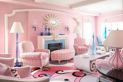 Desain ruang keluarga dengan warna pink
