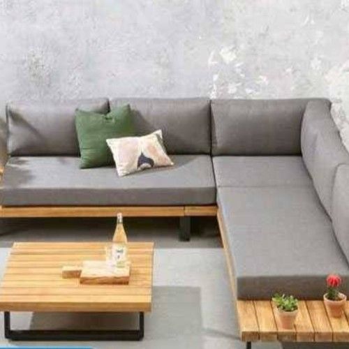 Desain ruang tamu dengan perabotan yang beri kesan cerah