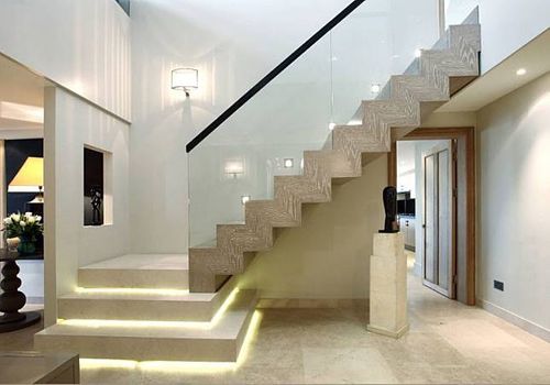 Desain tangga dengan lampu LED di sela anak tangga