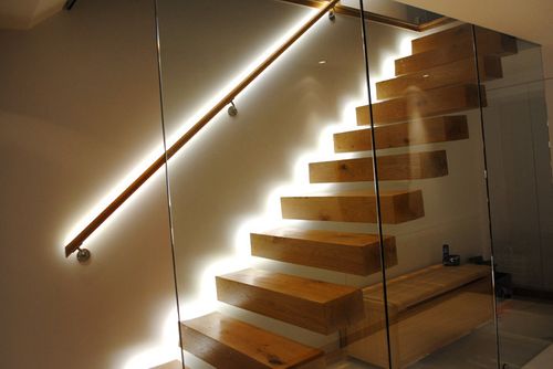 Desain tangga dengan ornamen lampu LED di sepanjang tangga