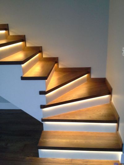 Desain tangga dengan ornamen lampu LED di bawah tangga