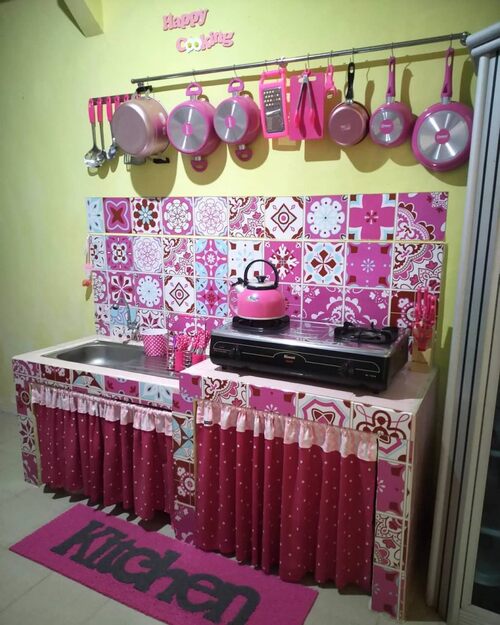 Desain dapur minimalis merah muda nyentrik
