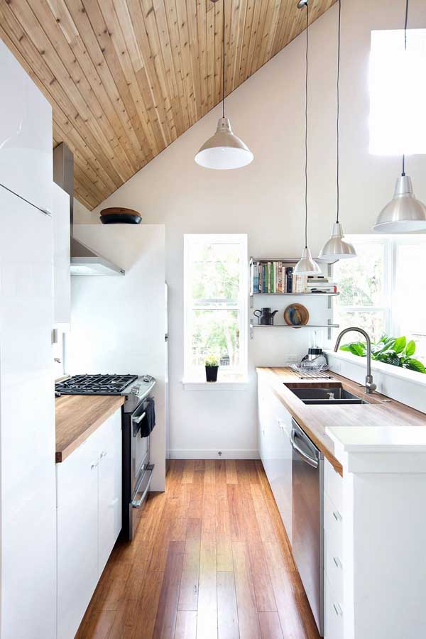 dapur memanjang nuansa kayu plafon miring