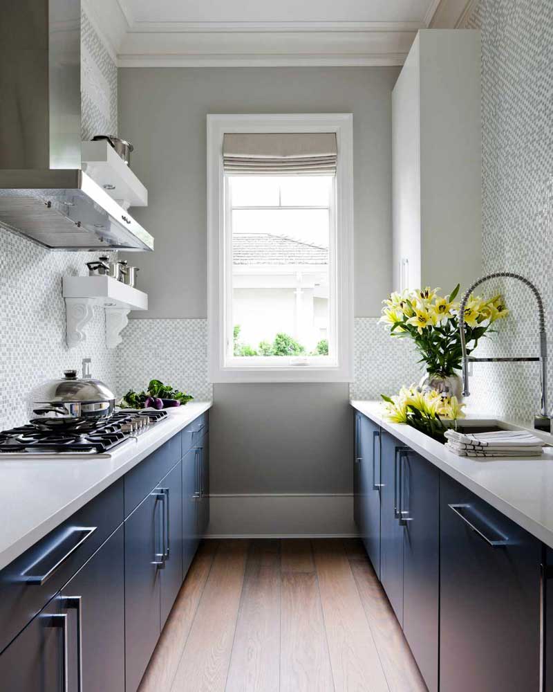 desain dapur sempi memanjang warna biru